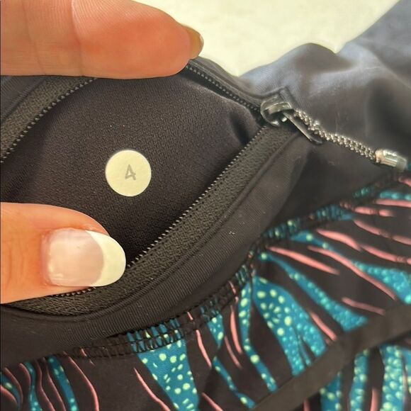 Lululemon tropical Patterned Shorts Sz 4 EUC - Picture 5 of 5
